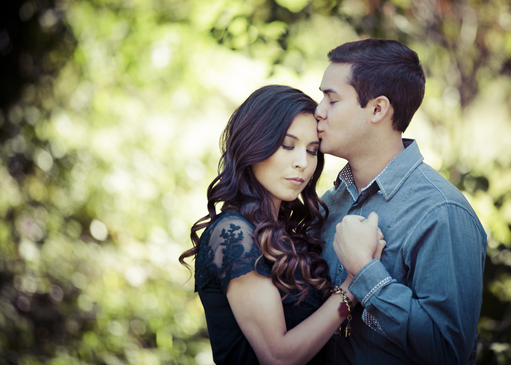 http://www.bkphotosite.com/wp-content/uploads/2013/11/minneapolis-engagement-photography-002.jpg